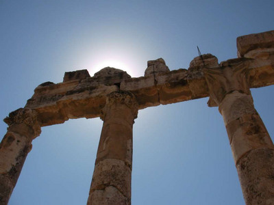 2009 Syria 23  - Apamea the great Roman cardo.jpg