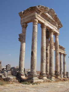 2009 Syria 24  - Apamea the great Roman cardo.jpg