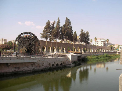 2009 Syria 30  - Hama big noria and aqueduct in town centre.jpg