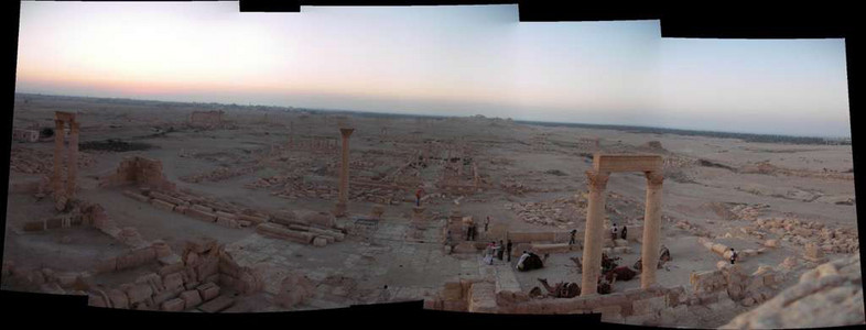 2009 Syria 57  - Palmyra the ruins before sunrise.jpg