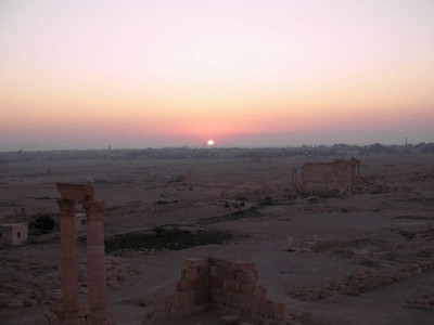 2009 Syria 58  - Palmyra sunrise over the ruins.jpg