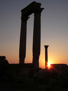 2009 Syria 60  - Palmyra sunrise over the ruins.jpg